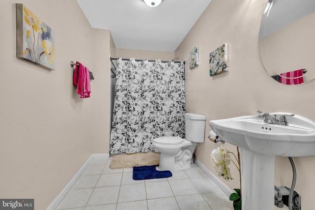 12116 Elmwood Dr, Brandywine, MD 20613 - full bathroom with baseboards, toilet, tile patterned flooring, and a shower with curtain