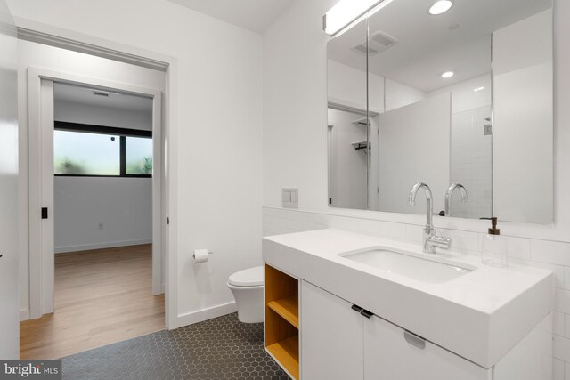 57 N St NW Unit 134, Washington, DC 20001 - full bathroom with vanity, toilet, baseboards, and recessed lighting