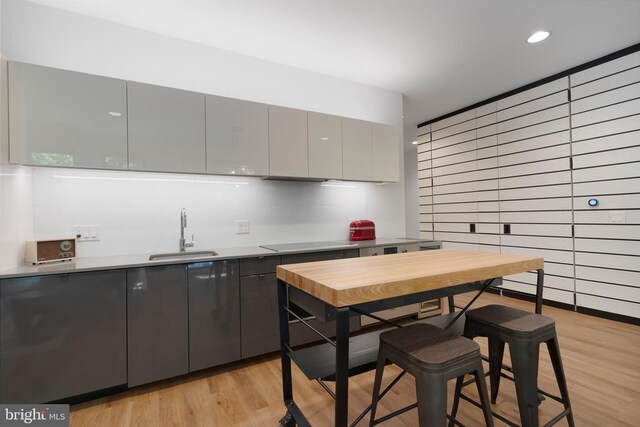 57 N St NW Unit 134, Washington, DC 20001 - kitchen featuring a sink, gray cabinets, tasteful backsplash, light wood-style floors, and modern cabinets