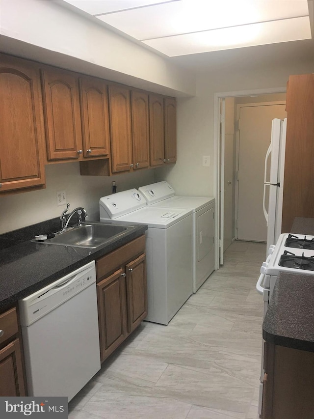 10241 Prince Pl Unit 27-T3, Upper Marlboro, MD 20774 - laundry area featuring washing machine and clothes dryer