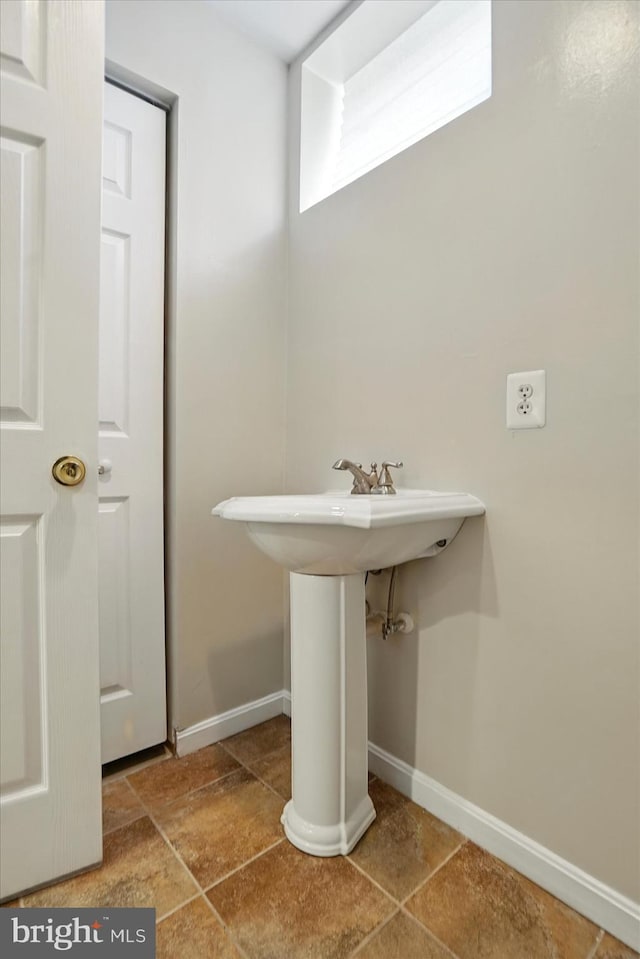 1225 W Cross St, Baltimore, MD 21230 - bathroom featuring baseboards
