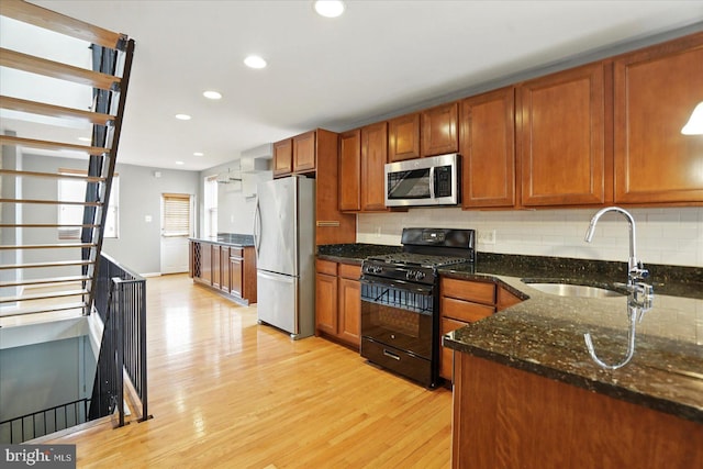 1225 W Cross St, Baltimore, MD 21230 - kitchen with appliances with stainless steel finishes, a sink, light wood-type flooring, tasteful backsplash, and recessed lighting