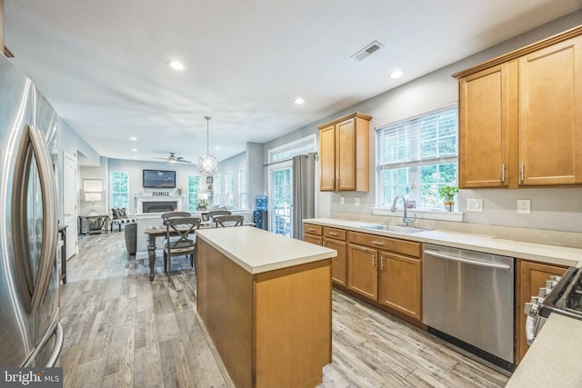 19 Hickory Ridge Ct, Mullica Hill, NJ 08062 - kitchen with appliances with stainless steel finishes, a sink, light wood-style floors, ceiling fan, and recessed lighting