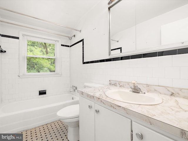 6748 Glenkirk Rd, Baltimore, MD 21239 - full bath featuring vanity, toilet, shower / bath combination, and tile walls