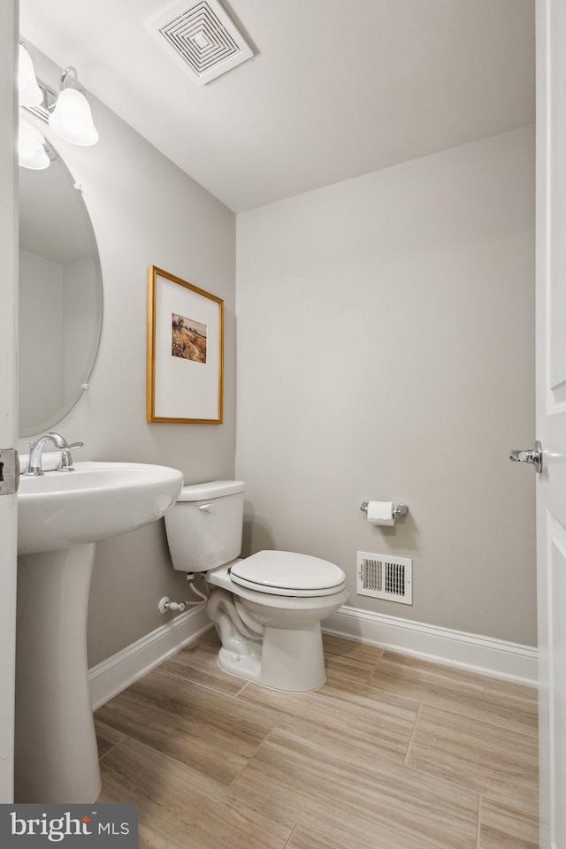 1909 Greenbriar Hall Rd, Dumfries, VA 22026 - bathroom with baseboards and toilet