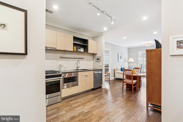 510 Diamondback Dr Unit 469, Gaithersburg, MD 20878 - kitchen featuring stainless steel appliances, a sink, crown molding, tasteful backsplash, and light wood-type flooring