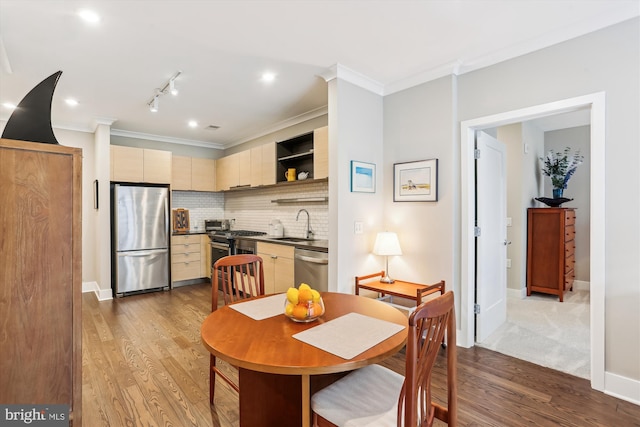 510 Diamondback Dr Unit 469, Gaithersburg, MD 20878 - dining space featuring wood finished floors, crown molding, baseboards, and recessed lighting