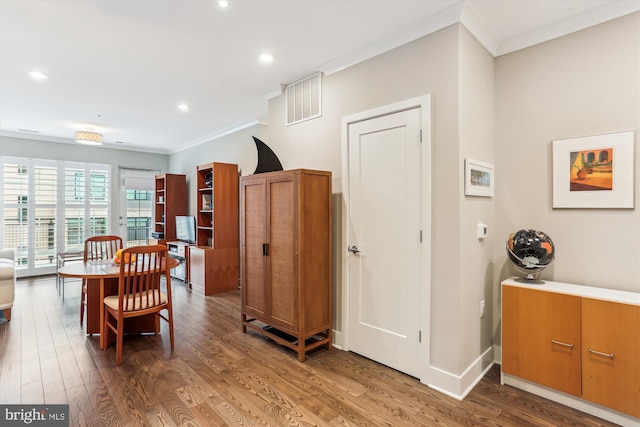510 Diamondback Dr Unit 469, Gaithersburg, MD 20878 - dining room featuring ornamental molding, wood finished floors, recessed lighting, and baseboards