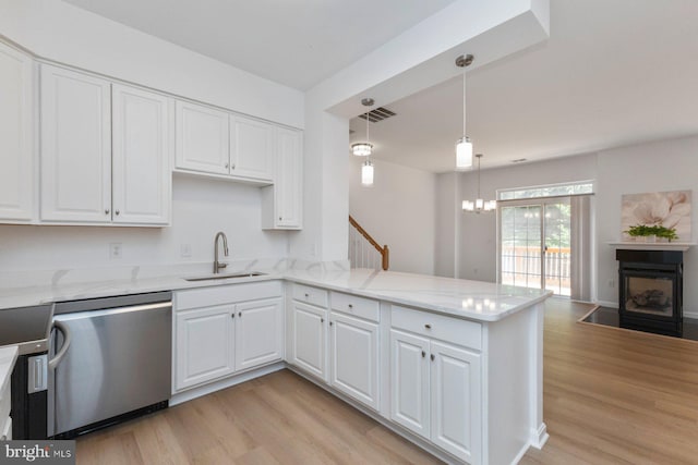 1859 Cedar Cove Way Unit 201, Woodbridge, VA 22191 - kitchen featuring stainless steel appliances, a sink, light wood-style floors, and a peninsula