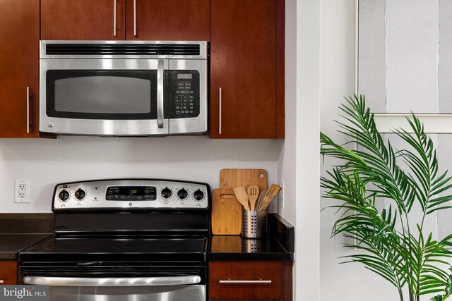 157 Fleet St Unit 1006, Oxon Hill, MD 20745 - kitchen featuring stainless steel appliances and dark countertops