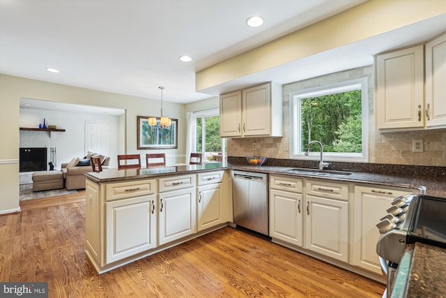 10127 Hillington Ct, Vienna, VA 22182 - kitchen with stainless steel appliances, a sink, a peninsula, light wood finished floors, and recessed lighting