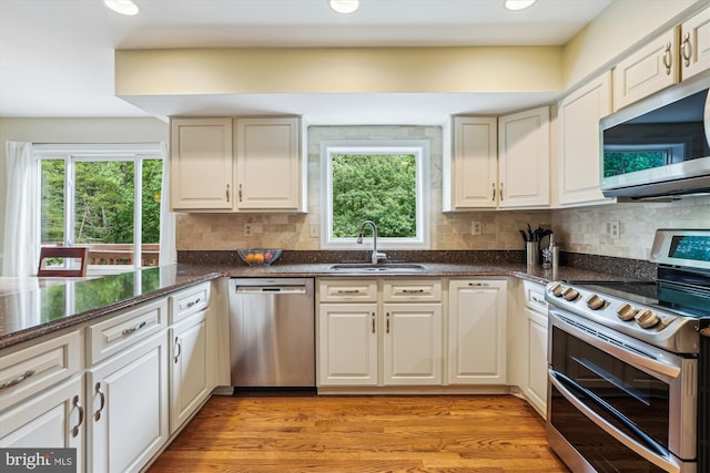 10127 Hillington Ct, Vienna, VA 22182 - kitchen with stainless steel appliances, a sink, plenty of natural light, light wood-style flooring, and recessed lighting