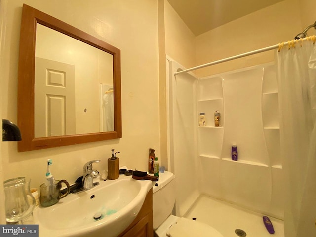 1527 Page St, Philadelphia, PA 19121 - full bathroom featuring a shower with curtain, toilet, and vanity
