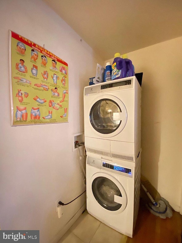 1527 Page St, Philadelphia, PA 19121 - laundry area with stacked washer / drying machine