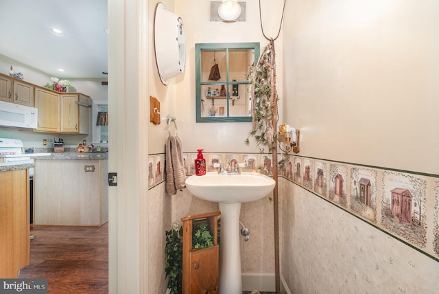 412 Hemlock Dr, New Cumberland, PA 17070 - bathroom featuring wood finished floors and recessed lighting