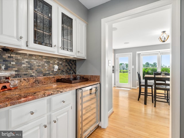 7100 Ewing Ct, Middletown, MD 21769 - indoor wet bar featuring wine cooler, light wood-style flooring, and decorative backsplash