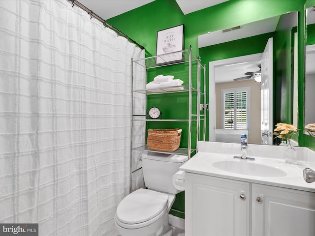 7100 Ewing Ct, Middletown, MD 21769 - bathroom featuring vanity, a ceiling fan, and curtained shower