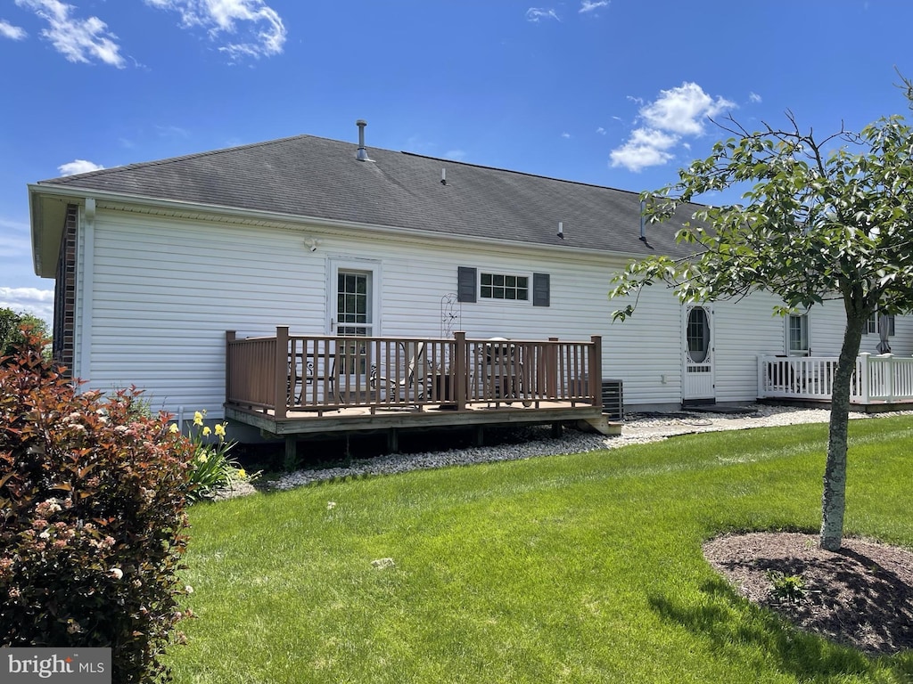18 Brethren Ct, Gettysburg, PA 17325 - rear view of house featuring a deck, a yard, and a shingled roof