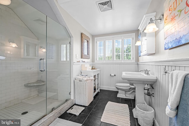 1298 Farm Ln, Berwyn, PA 19312 - bathroom featuring tile patterned floors, wainscoting, a stall shower, toilet, and vaulted ceiling