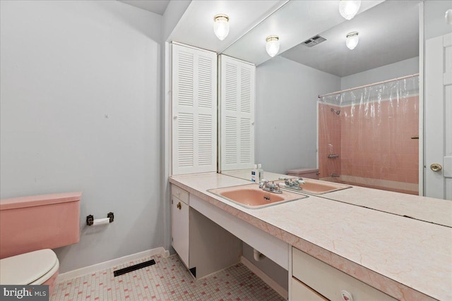 43 Windsor Ln, Willingboro, NJ 08046 - full bathroom featuring toilet, vanity, baseboards, a shower with curtain, and a closet