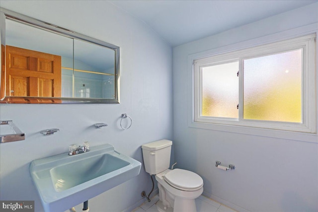 43 Windsor Ln, Willingboro, NJ 08046 - bathroom featuring toilet, tile patterned flooring, a sink, vaulted ceiling, and a shower