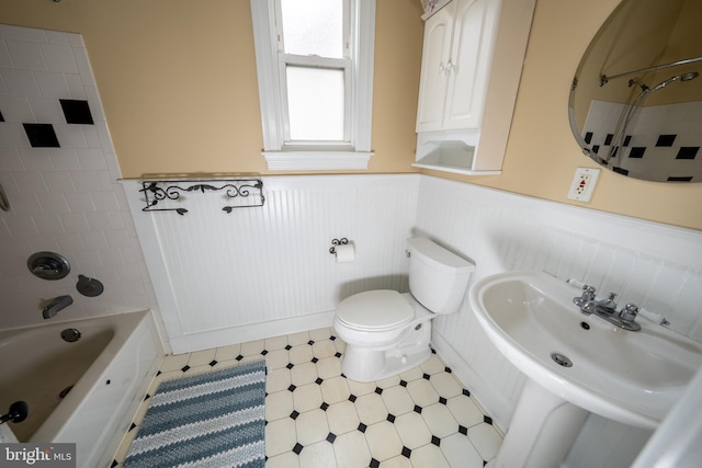 846 W 34th St W, Baltimore, MD 21211 - full bath featuring a wainscoted wall, toilet, bathing tub / shower combination, a sink, and tile patterned floors