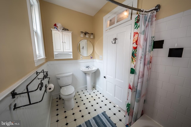 846 W 34th St W, Baltimore, MD 21211 - bathroom with wainscoting, a sink, toilet, and shower / bath combination with curtain