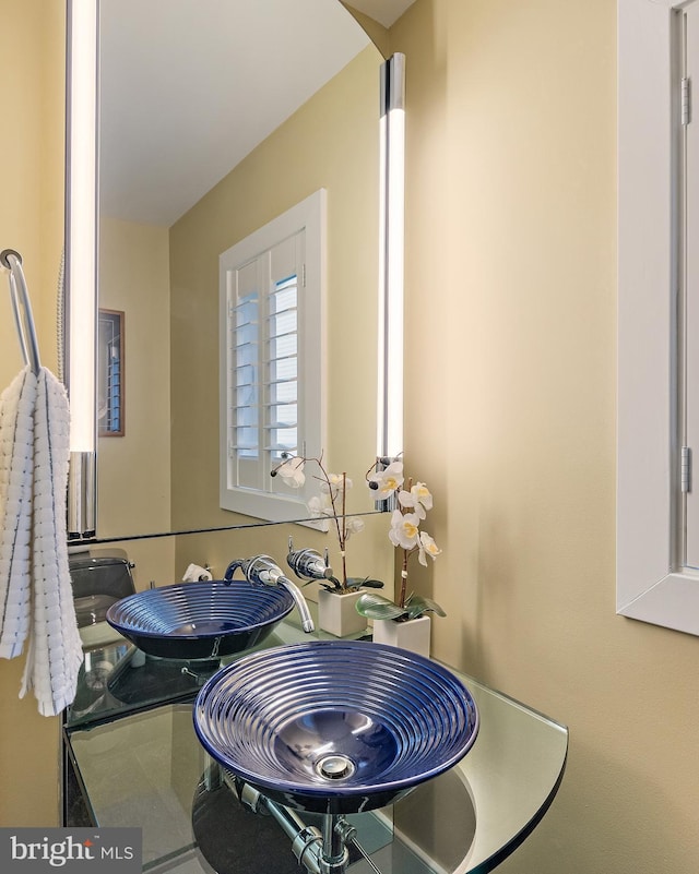 22 E Lake Dr, Annapolis, MD 21403 - detailed view of arched walkways