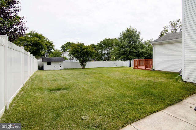 36 Covington Dr, Sicklerville, NJ 08081 - view of yard featuring a deck