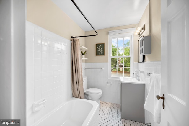 117 E Glebe Rd Unit C, Alexandria, VA 22305 - full bath with tile walls, toilet, vanity, a wainscoted wall, and shower / bathtub combination with curtain
