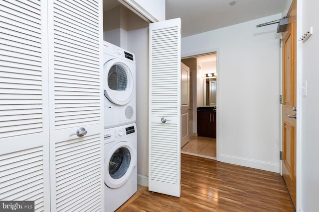 901 N Penn St Unit R305, Philadelphia, PA 19123 - laundry room with stacked washer / drying machine, wood finished floors, and baseboards