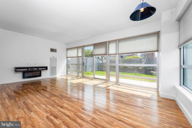 901 N Penn St Unit R305, Philadelphia, PA 19123 - unfurnished living room with wood finished floors and baseboards