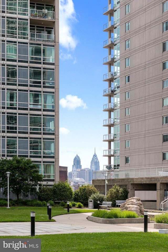 901 N Penn St Unit R305, Philadelphia, PA 19123 - view of building exterior featuring a city view