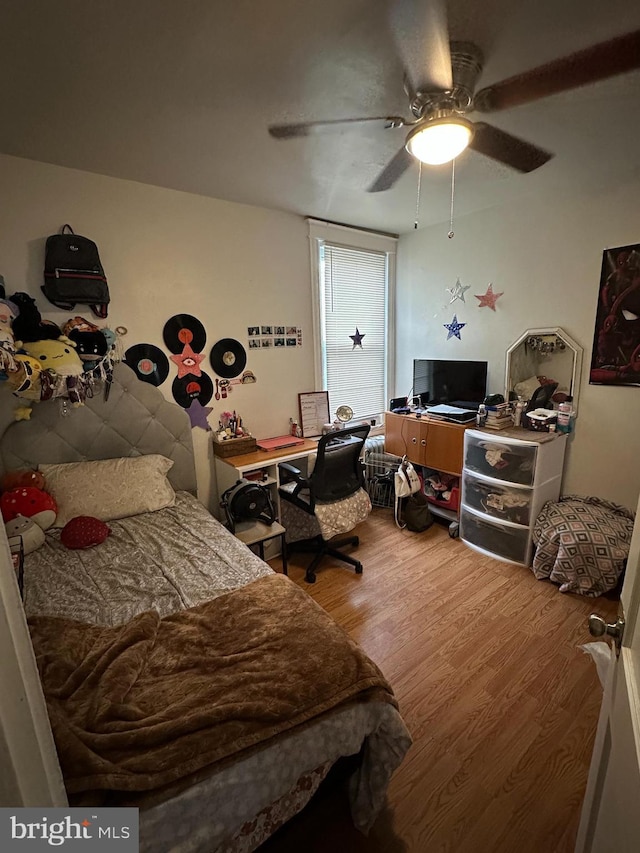 7420 Torresdale Ave, Philadelphia, PA 19136 - bedroom with wood finished floors, an office area, and ceiling fan