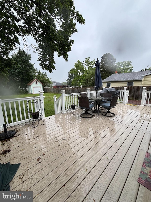 10 E Taunton Ave, Berlin, NJ 08009 - wooden deck with outdoor dining space