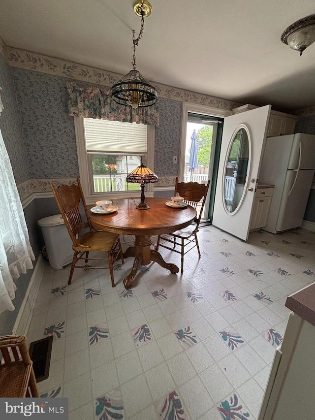 10 E Taunton Ave, Berlin, NJ 08009 - dining area with wallpapered walls and baseboards