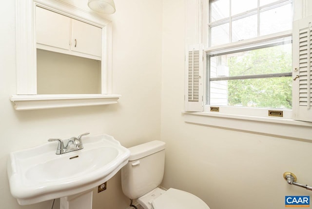 803 Alleghany Ave, Staunton, VA 24401 - half bath featuring toilet and a sink