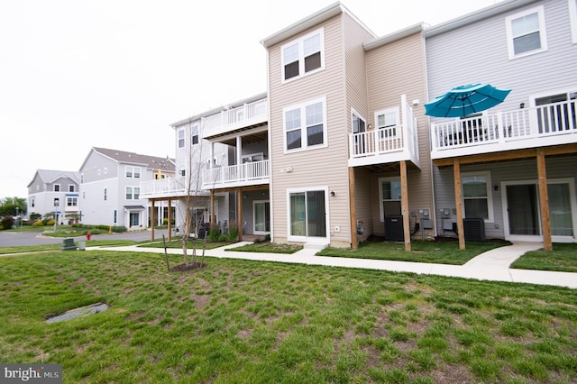 305 Shipyard Dr Unit 61, Cambridge, MD 21613 - back of property with central AC unit and a yard