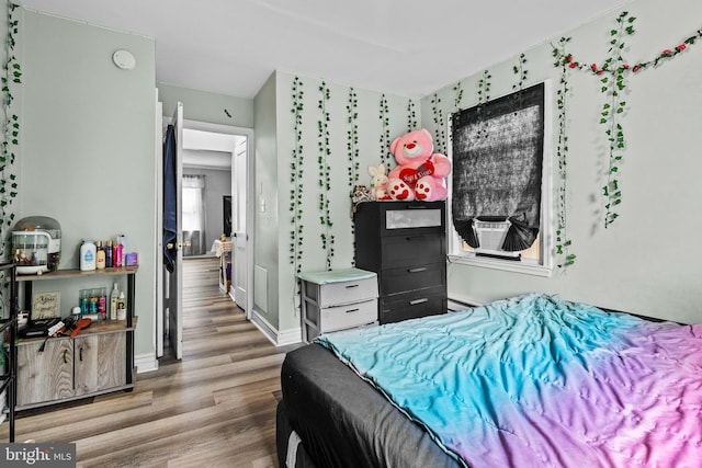 821 E Jeffrey St, Baltimore, MD 21225 - bedroom featuring wood finished floors, cooling unit, and baseboards