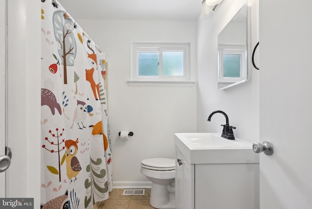 7 Breckenridge Dr, Sicklerville, NJ 08081 - bathroom with vanity, toilet, tile patterned floors, baseboards, and curtained shower