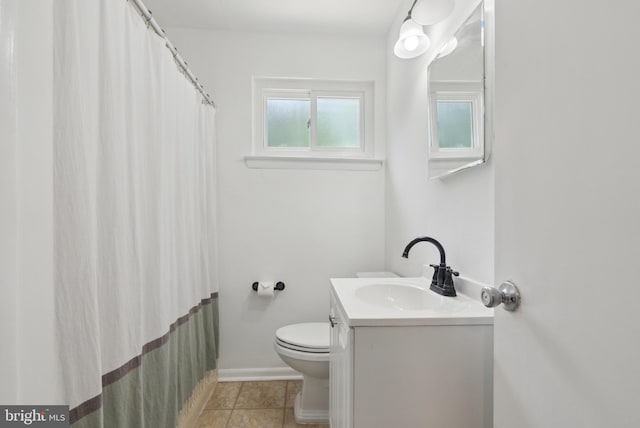 7 Breckenridge Dr, Sicklerville, NJ 08081 - bathroom with toilet, vanity, baseboards, and a shower with shower curtain