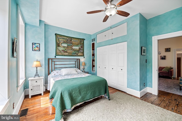 522 S Hanover St, Baltimore, MD 21201 - bedroom with hardwood / wood-style floors, a closet, baseboards, and ceiling fan