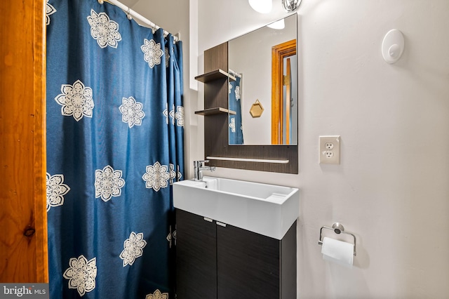 522 S Hanover St, Baltimore, MD 21201 - full bathroom featuring vanity and curtained shower