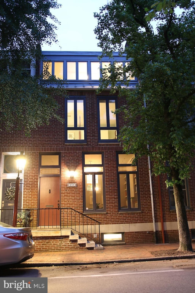 510 Pine St, Philadelphia, PA 19106 - view of front of home featuring brick siding