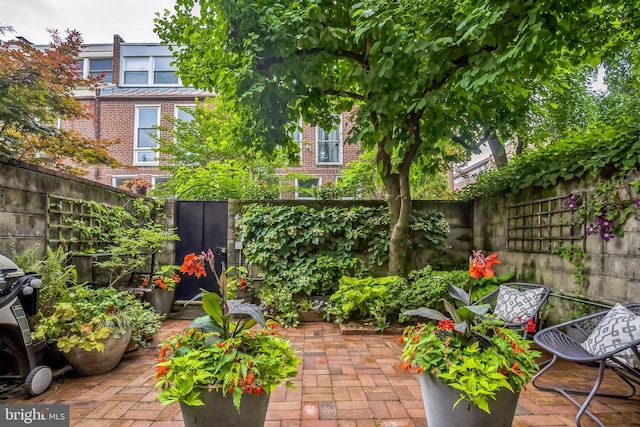 510 Pine St, Philadelphia, PA 19106 - fenced backyard featuring a patio area