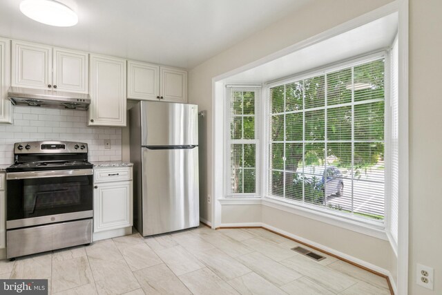 122 Sharpstead Ln, Gaithersburg, MD 20878 - kitchen featuring stainless steel appliances, under cabinet range hood, plenty of natural light, and decorative backsplash