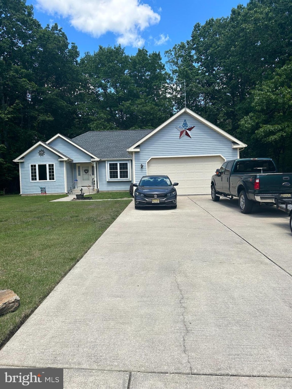 512 Lantern Way, Franklinville, NJ 08322 - ranch-style house featuring an attached garage, concrete driveway, and a front lawn