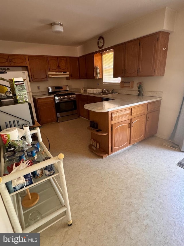 33 Dunmoor Ct S, Hamilton, NJ 08690 - kitchen featuring gas stove, under cabinet range hood, freestanding refrigerator, light countertops, and a peninsula