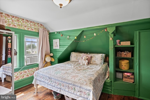 101 Warren Ave, Sewell, NJ 08080 - bedroom with vaulted ceiling and hardwood / wood-style flooring
