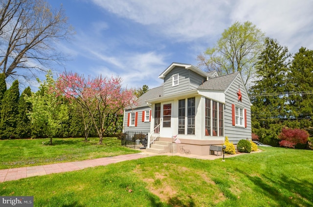 518 S Glenwood St, Allentown, PA 18104 - view of front facade featuring a front lawn and a shingled roof